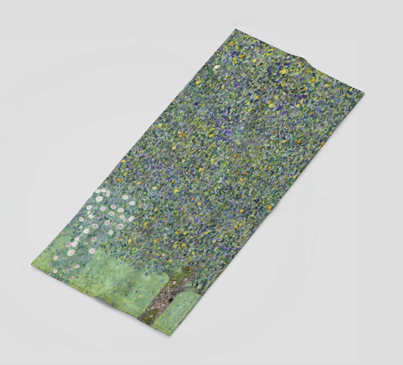 Gustav Klimt - Rosensträucher unter Bäumen (1905) Strandtuch von Analic