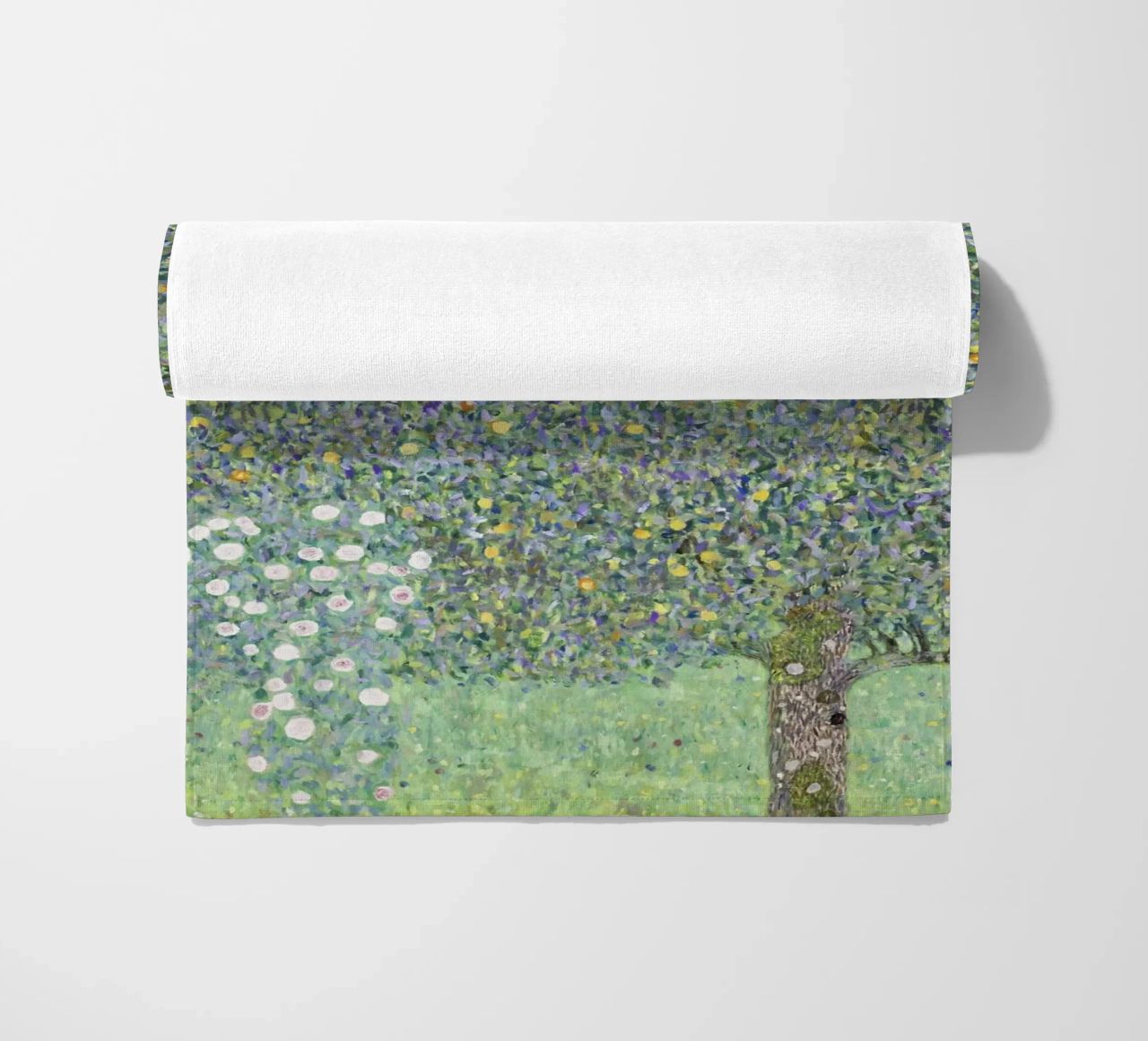 Gustav Klimt - Rosensträucher unter Bäumen (1905) Strandtuch von Analic