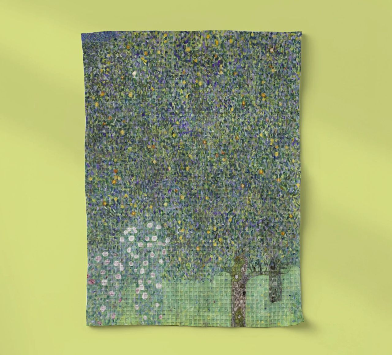 Gustav Klimt - Rosensträucher unter Bäumen (1905) Geschirrtuch von Analic