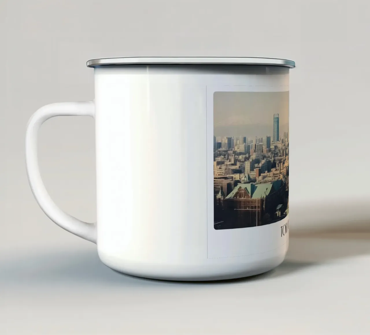 Skyline di Tokyo e Monte Fuji - Paesaggio urbano d'epoca in Giappone tazza in smalto da ClubArt