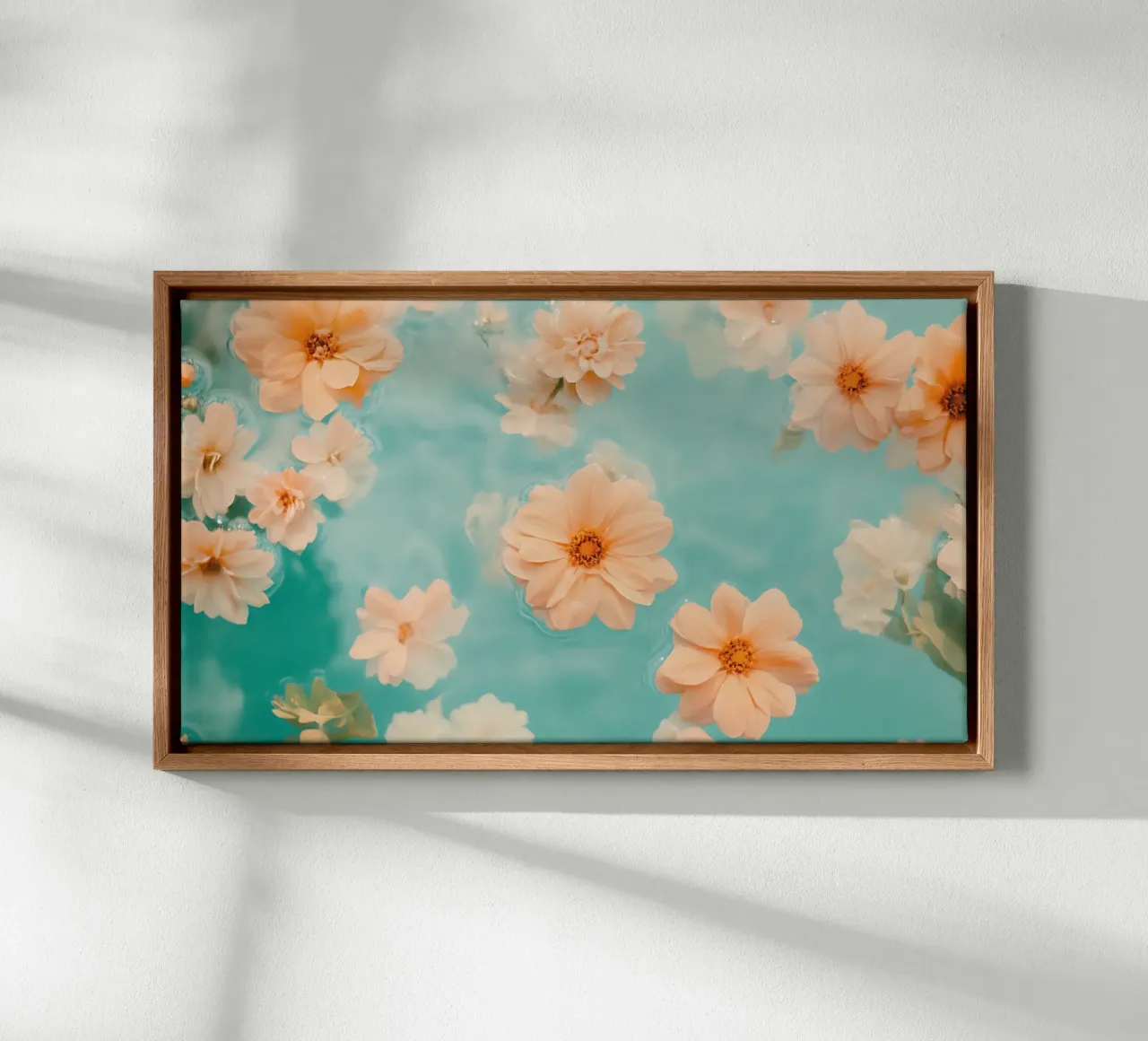 Drijvende dahlia bloemblaadjes - Serene bloemen water esthetiek canvas met Baklijst van ClubArt