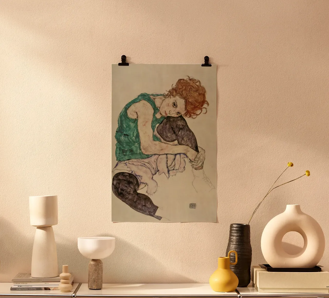 Schiele - Sitting Woman with Legs Drawn Up poster con telaio in plastica da ARTOTHEK