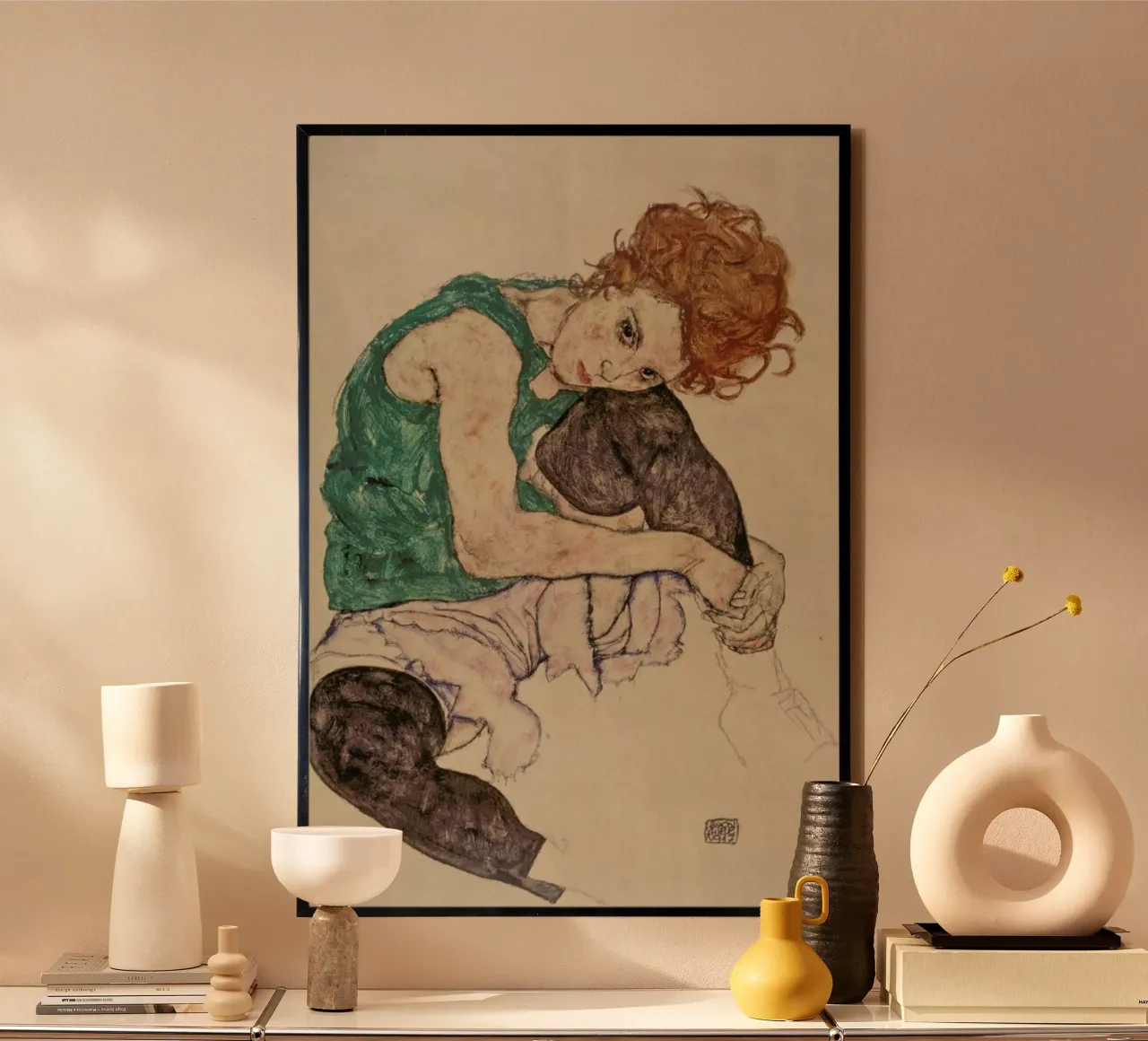 Schiele - Sitting Woman with Legs Drawn Up poster con telaio in plastica da ARTOTHEK
