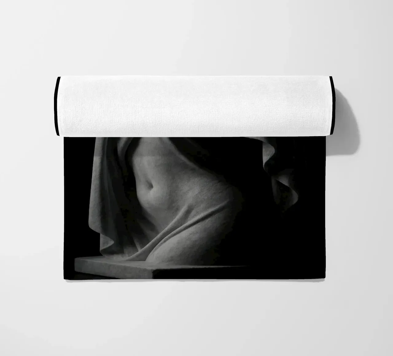 Scultura drappeggiata di luci e ombre telo mare da Black & White