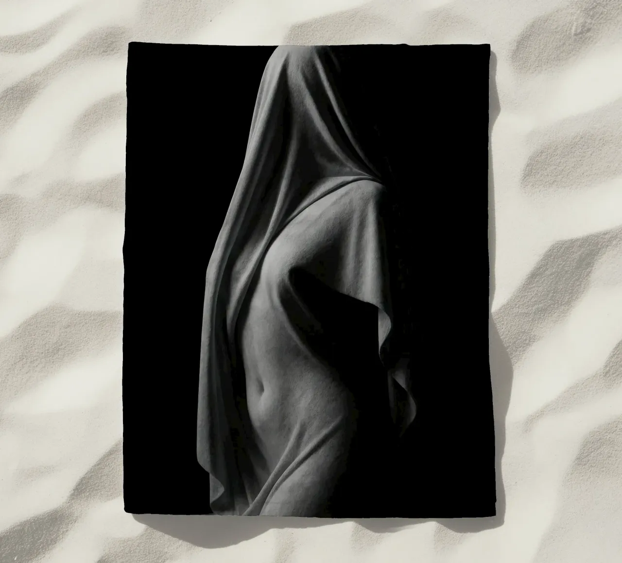 Scultura drappeggiata di luci e ombre telo mare da Black & White