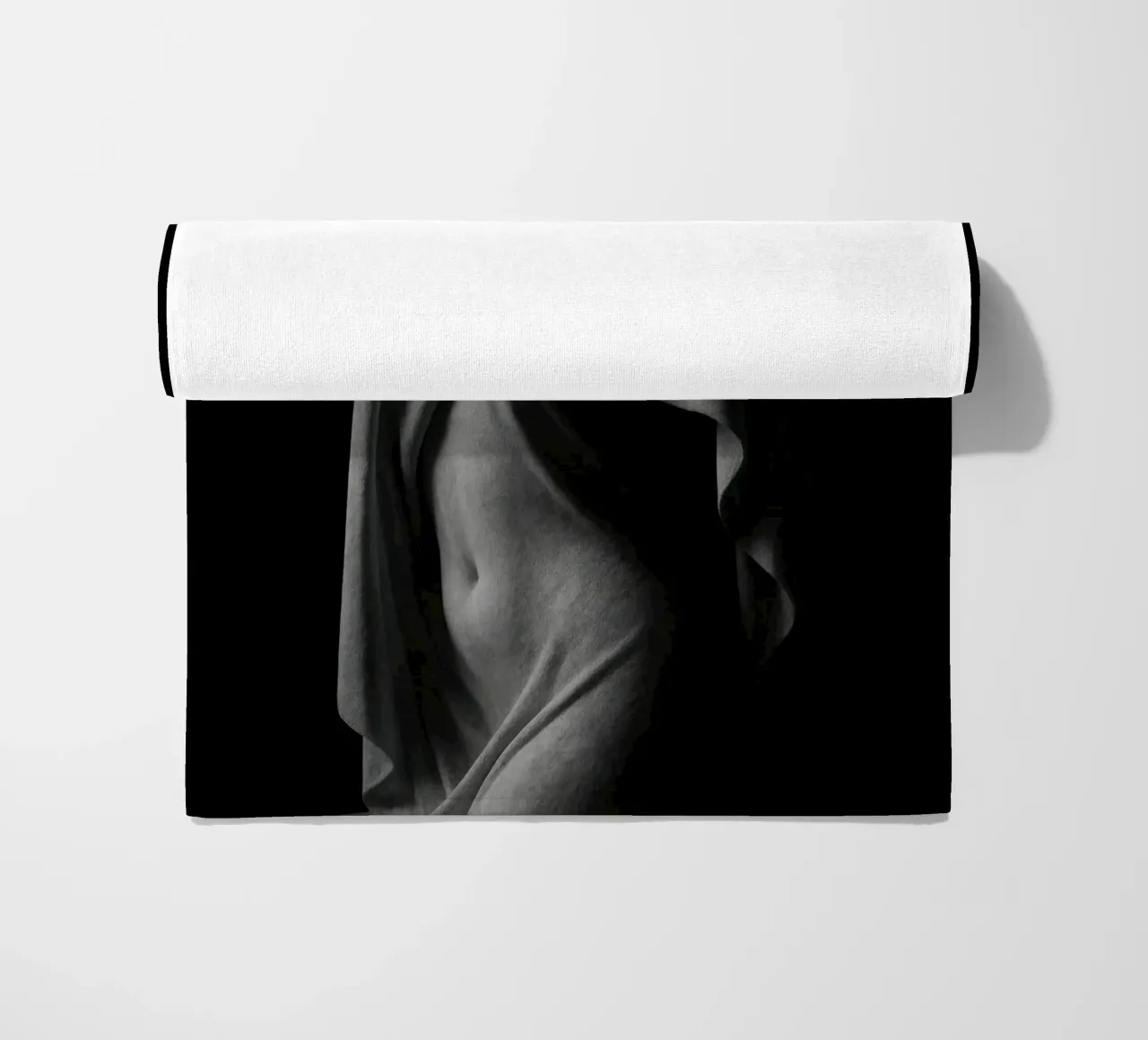 Scultura drappeggiata di luci e ombre telo mare da Black & White