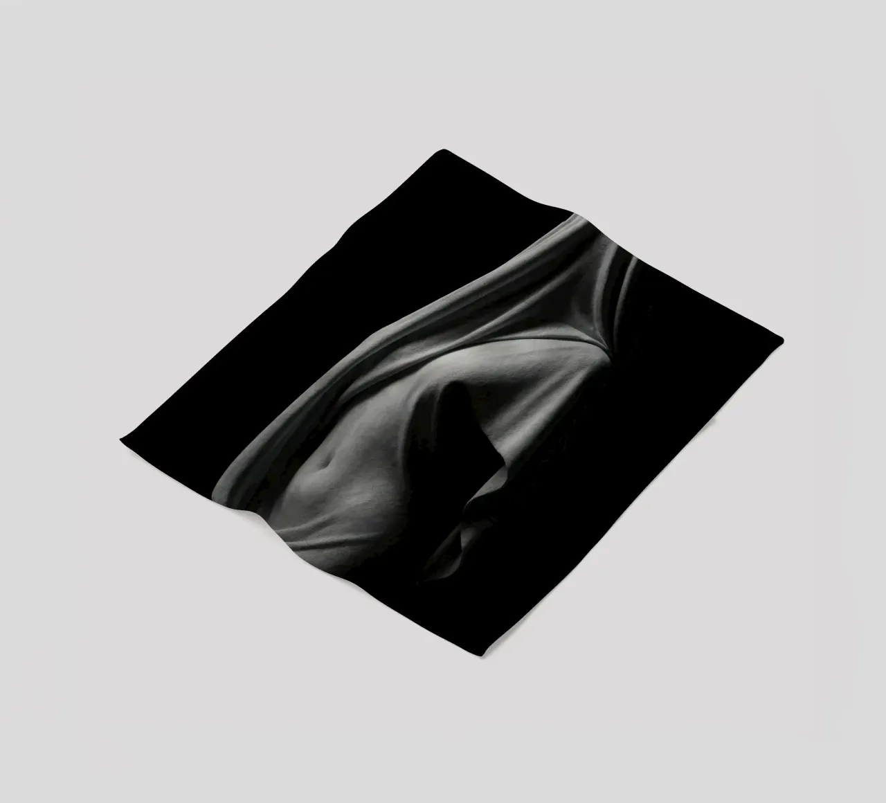 Scultura drappeggiata di luci e ombre coperta in pile da Black & White