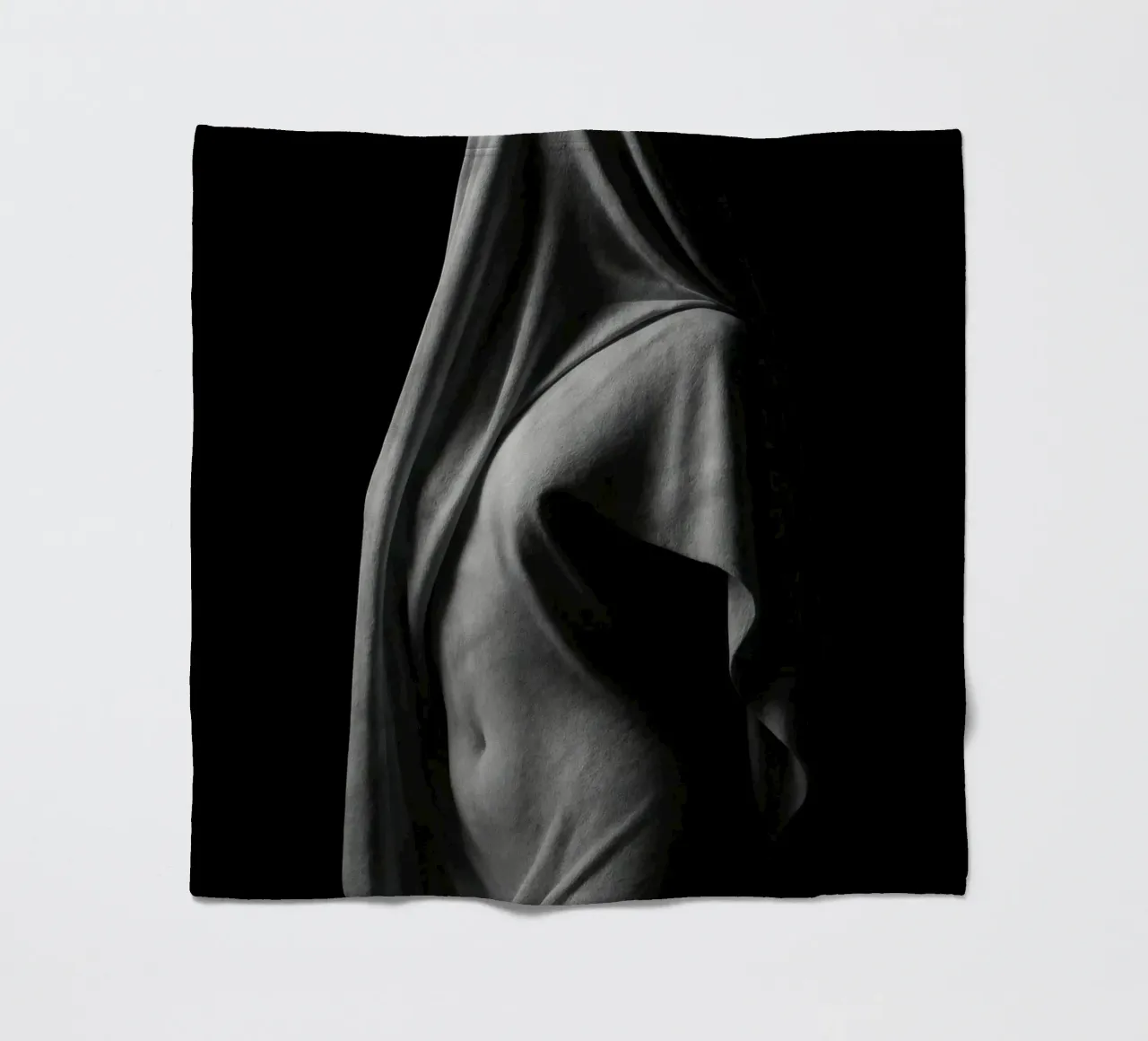 Scultura drappeggiata di luci e ombre coperta in pile da Black & White