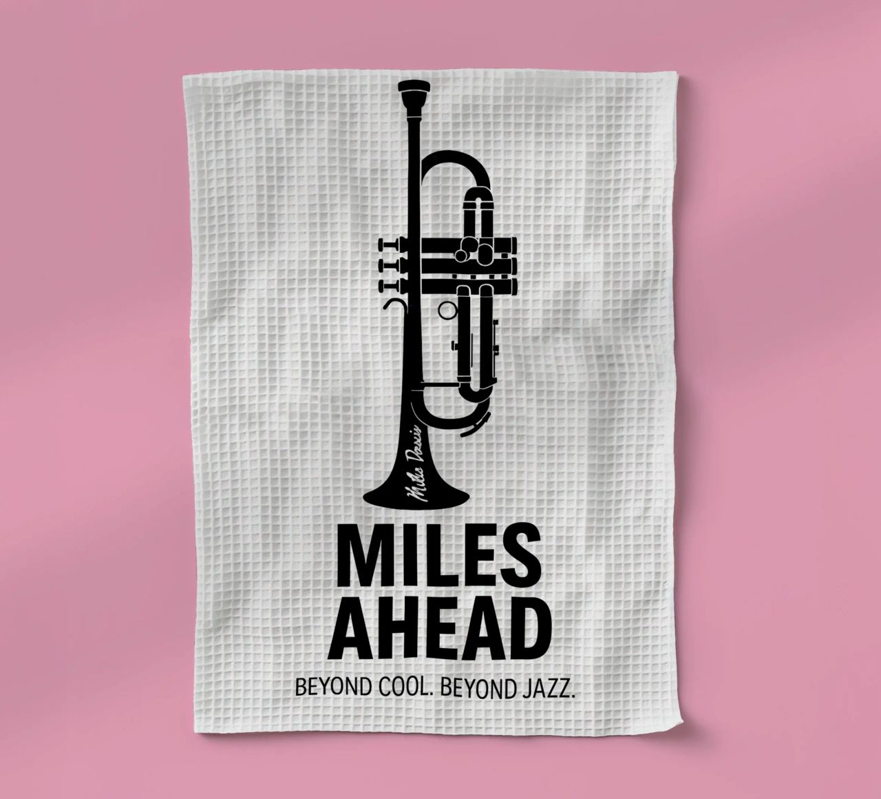 Miles Ahead Print Geschirrtuch von MoviesArt