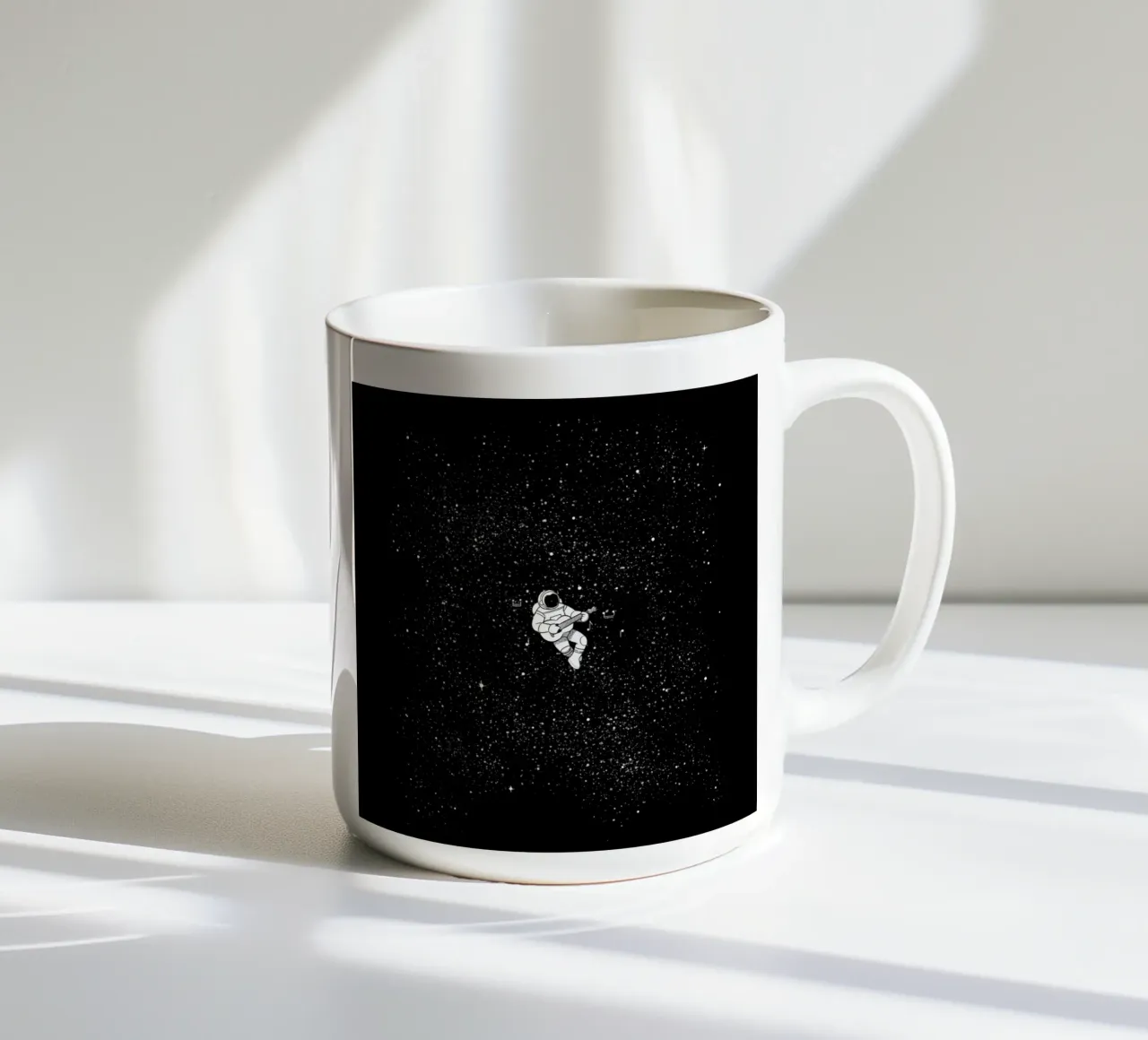 Gravity Music Guitar Astronaut tazza in ceramica da Tobe Fonseca
