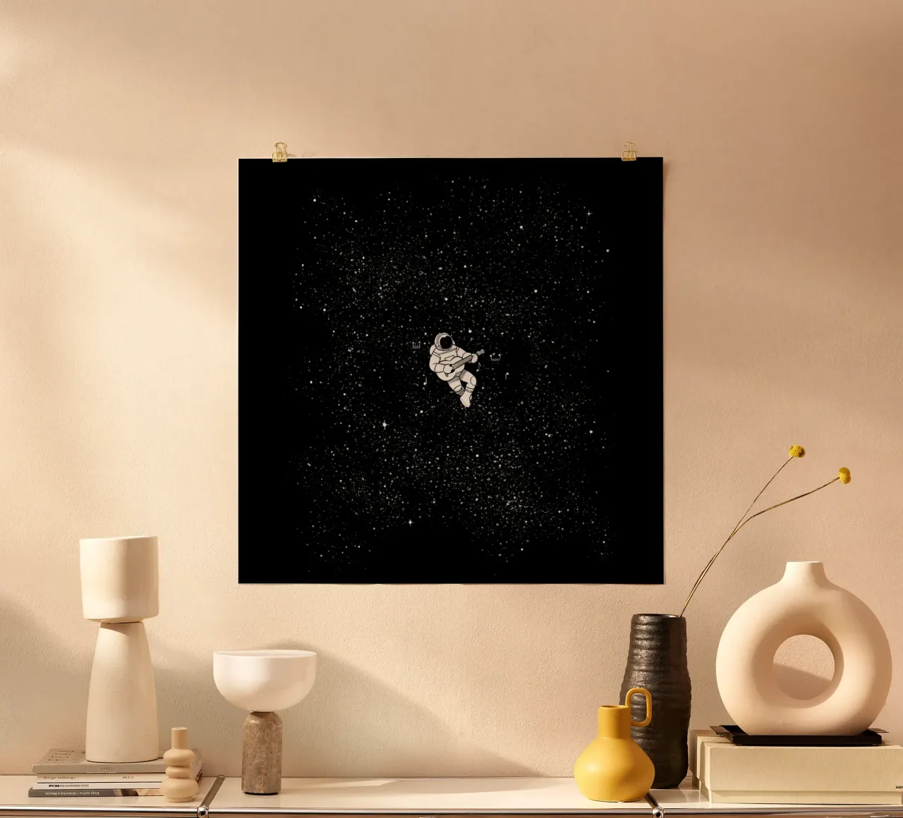 Gravity Music Guitar Astronaut poster con telaio in alluminio da Tobe Fonseca