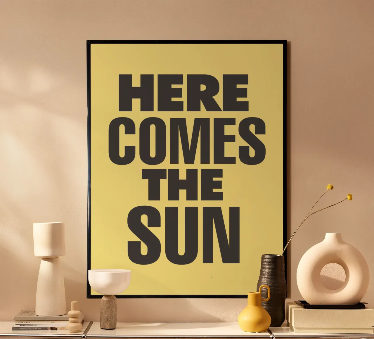 Here Comes the Sun Typographie grasse imprimée noir et jaune poster avec cadre en plastique de THE MOTIVATED TYPE