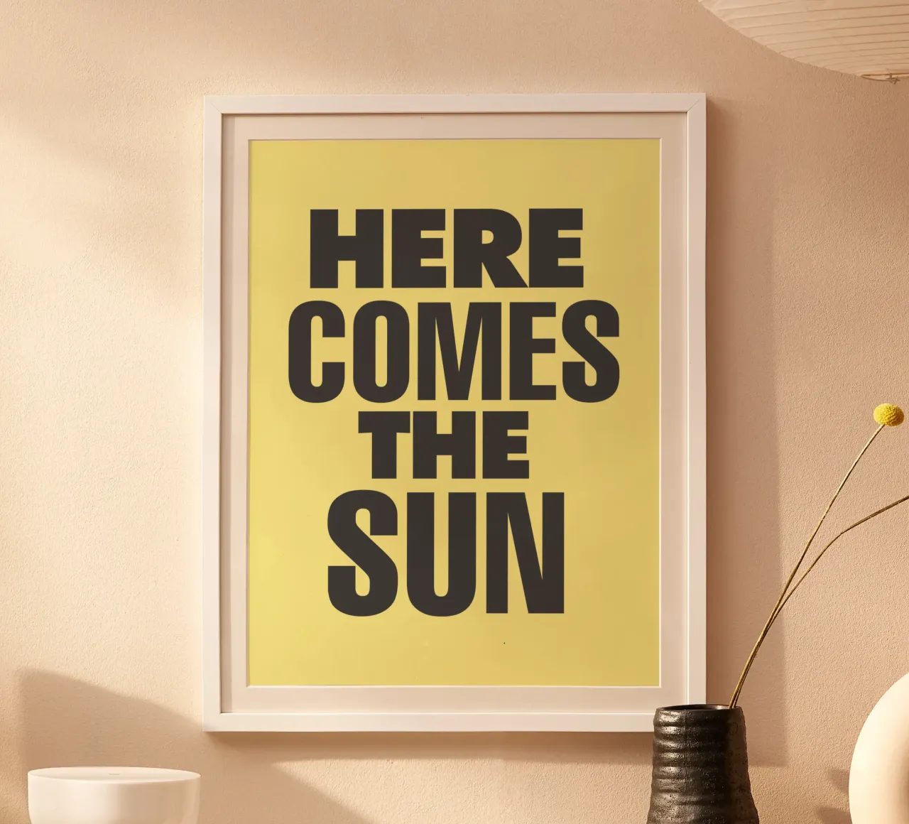 Here Comes the Sun Typographie grasse imprimée noir et jaune poster avec cadre en plastique de THE MOTIVATED TYPE