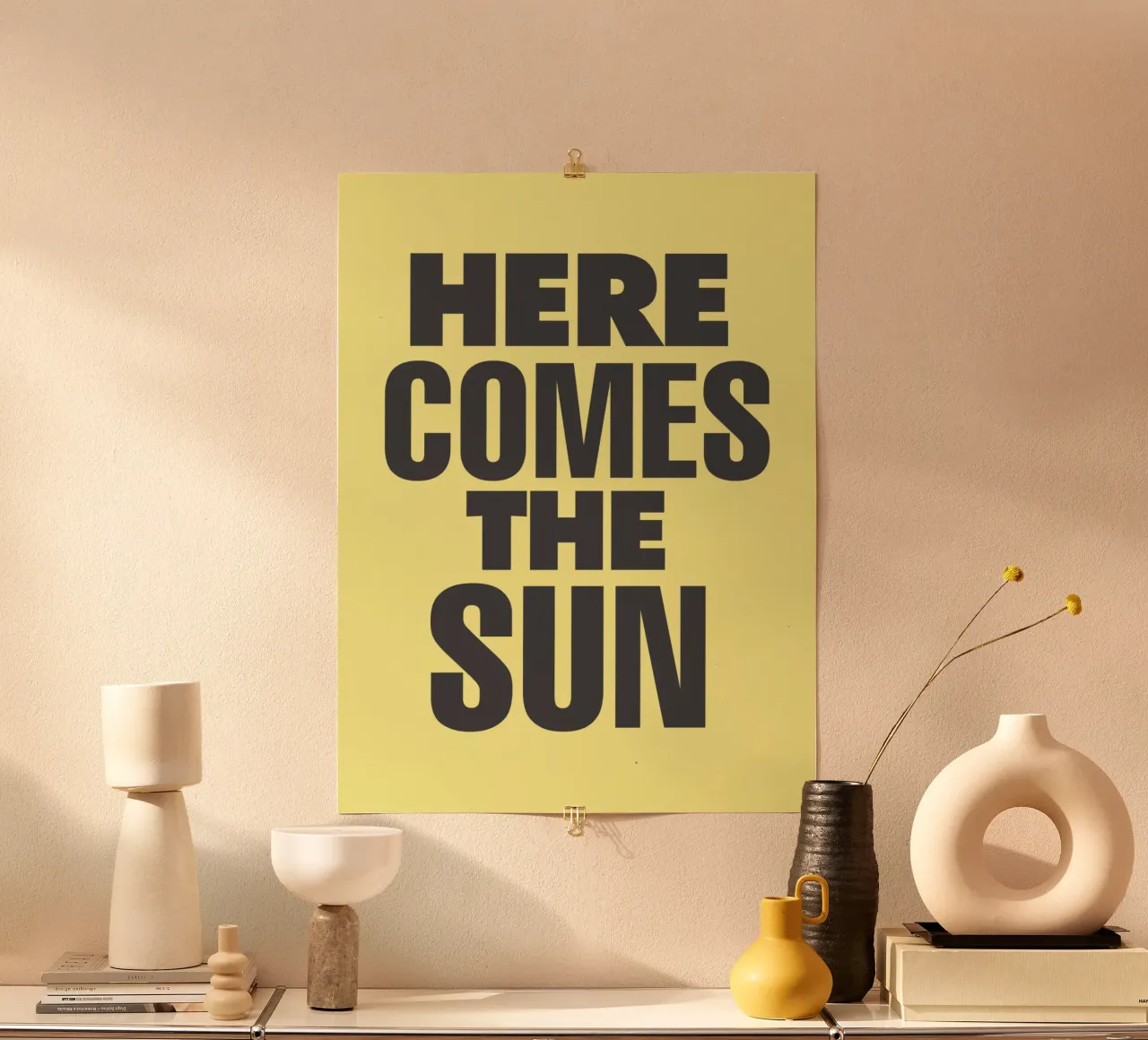 Here Comes the Sun Typographie grasse imprimée noir et jaune poster avec cadre en plastique de THE MOTIVATED TYPE
