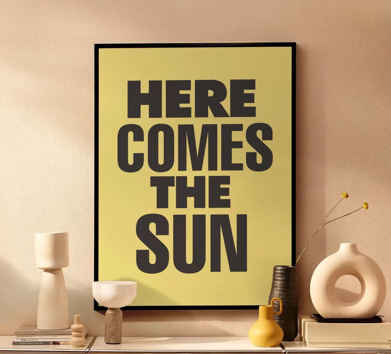 Here Comes the Sun Typographie grasse imprimée noir et jaune poster avec cadre en plastique de THE MOTIVATED TYPE