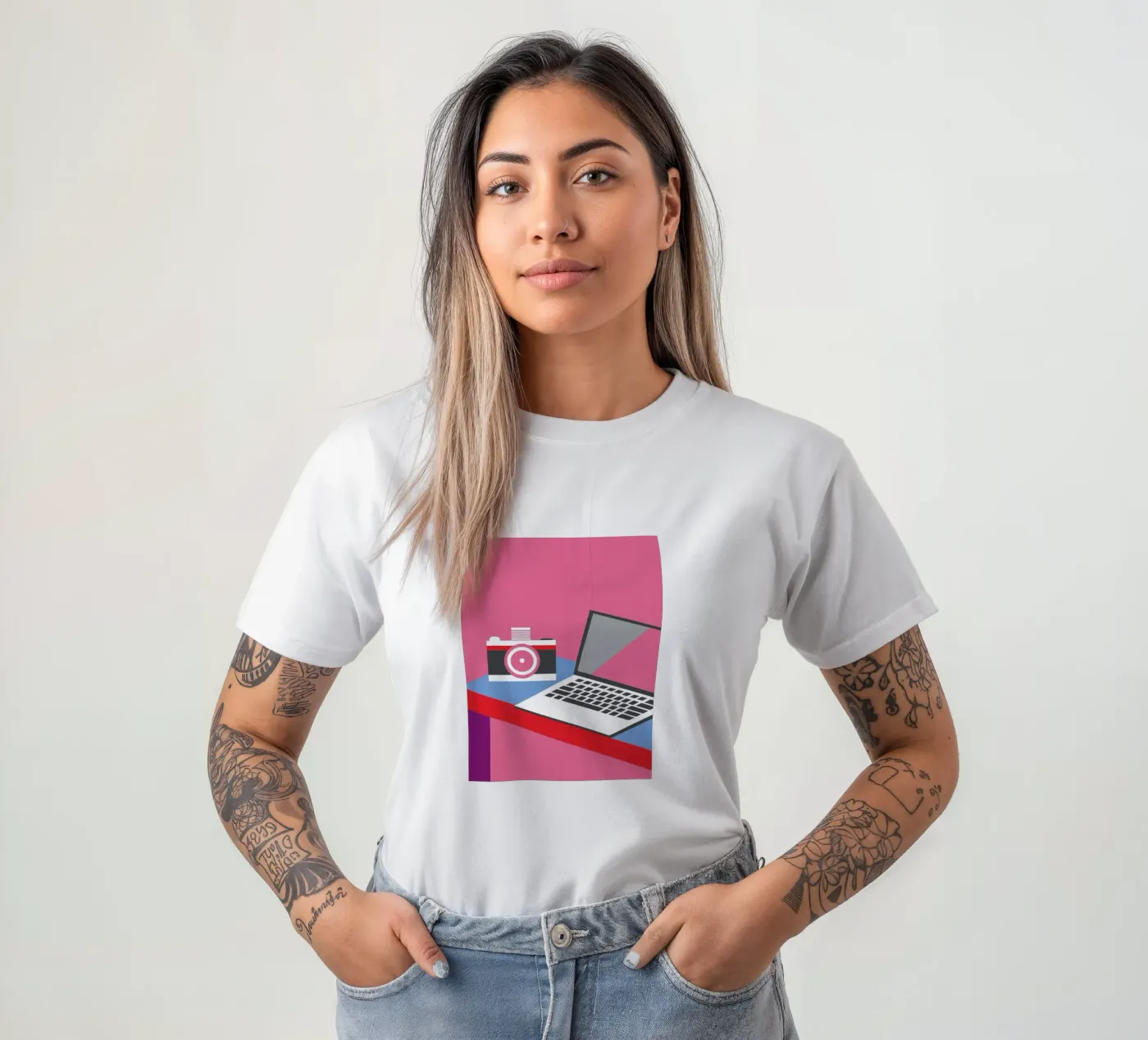Fotocamera e computer portatile t-shirt da LOOK DIFFERENT