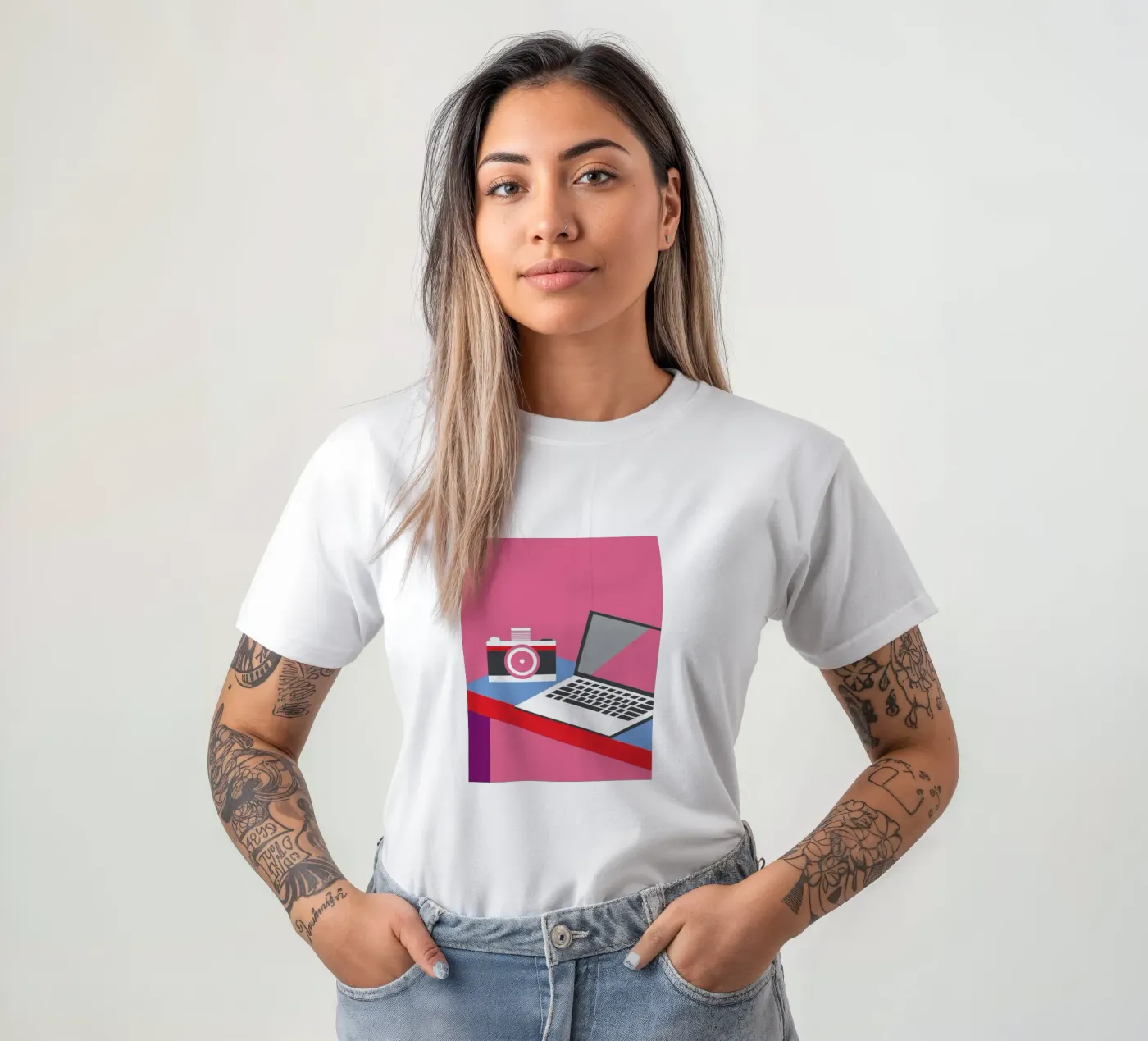 Fotocamera e computer portatile t-shirt da LOOK DIFFERENT