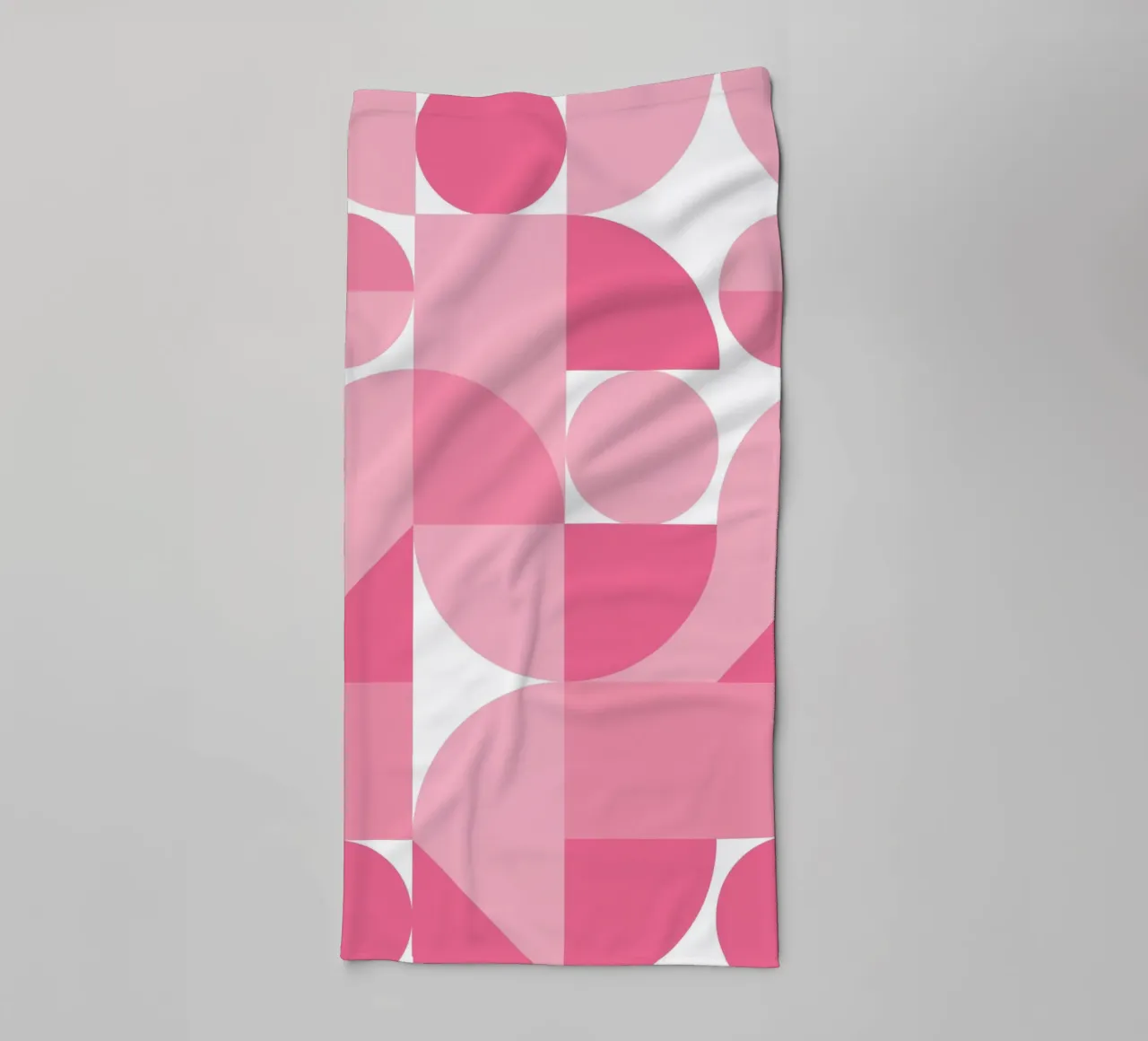 Composition géométrique abstraite rose avec cercles et formes serviette de bain de pdigitalprints
