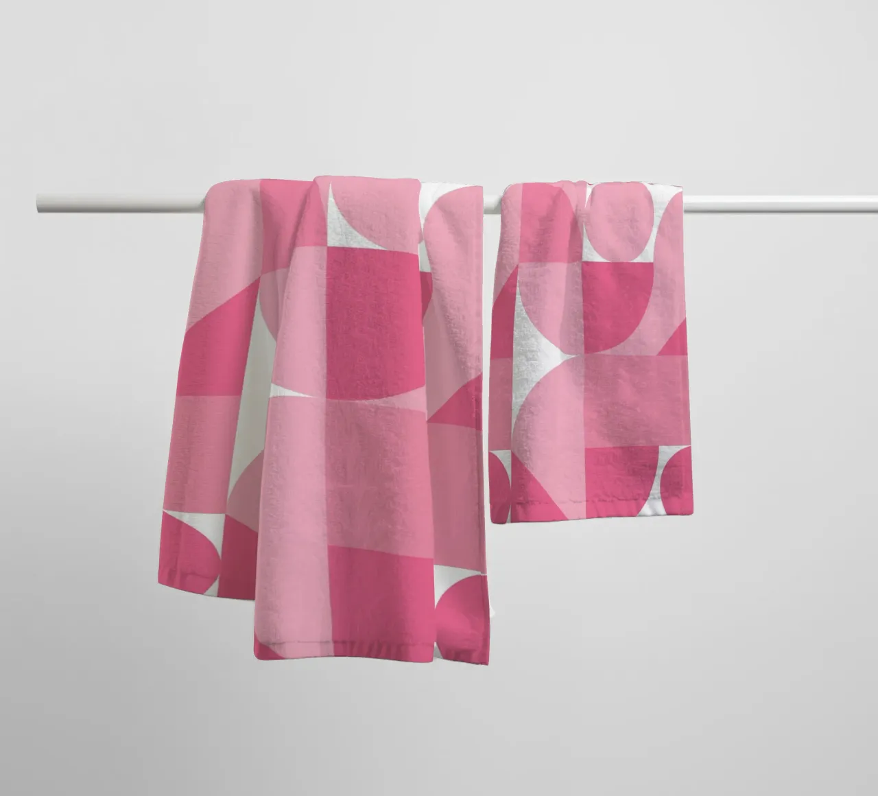 Composition géométrique abstraite rose avec cercles et formes serviette de bain de pdigitalprints