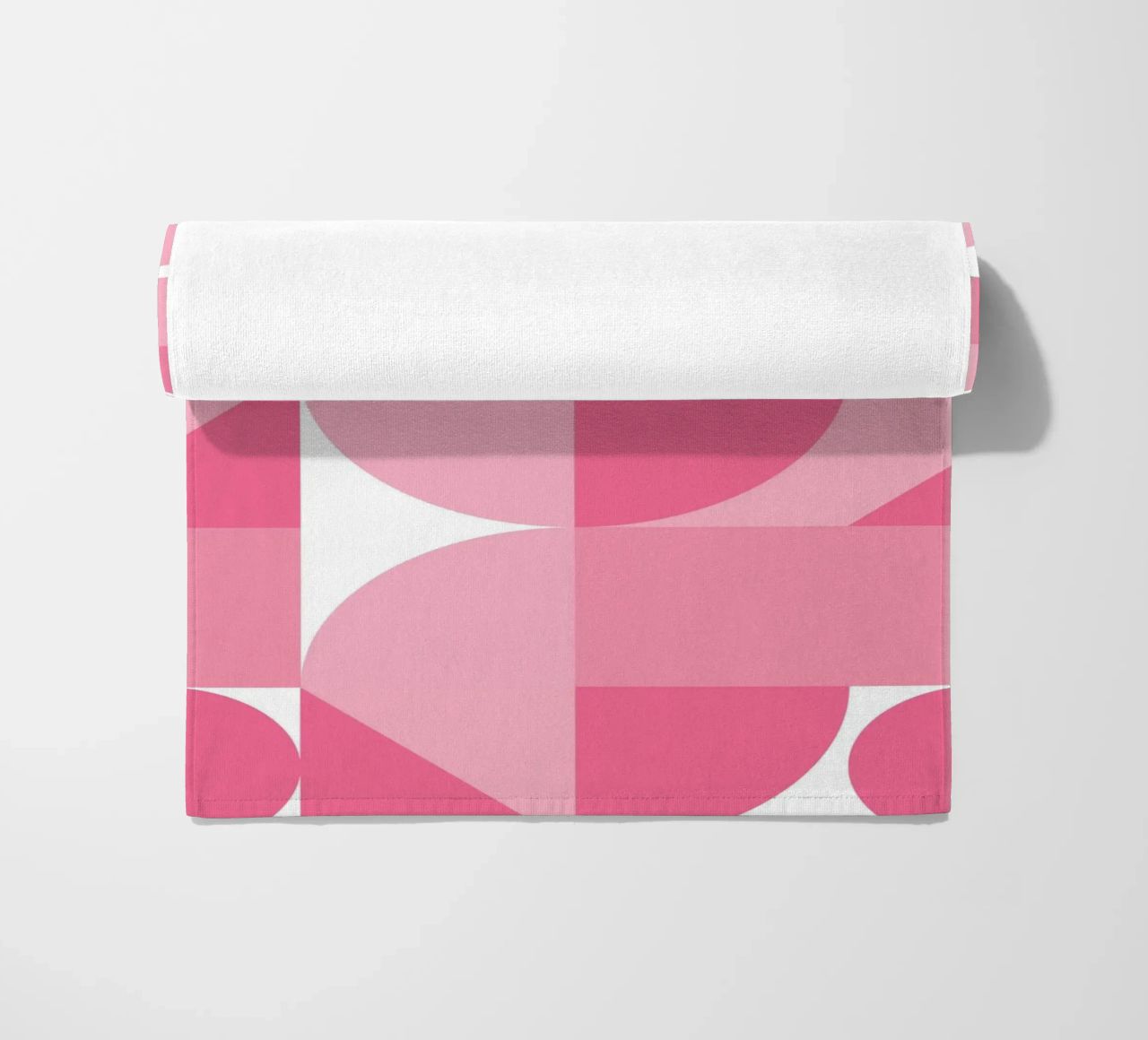 Composizione geometrica astratta rosa con cerchi e forme telo mare da pdigitalprints