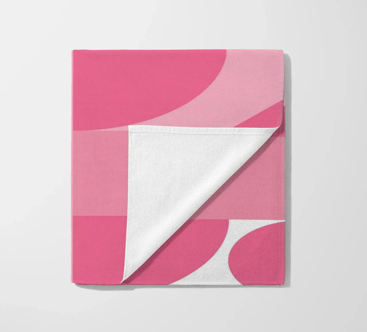 Rosa abstrakte geometrische Komposition mit Kreisen und Formen Strandtuch von pdigitalprints