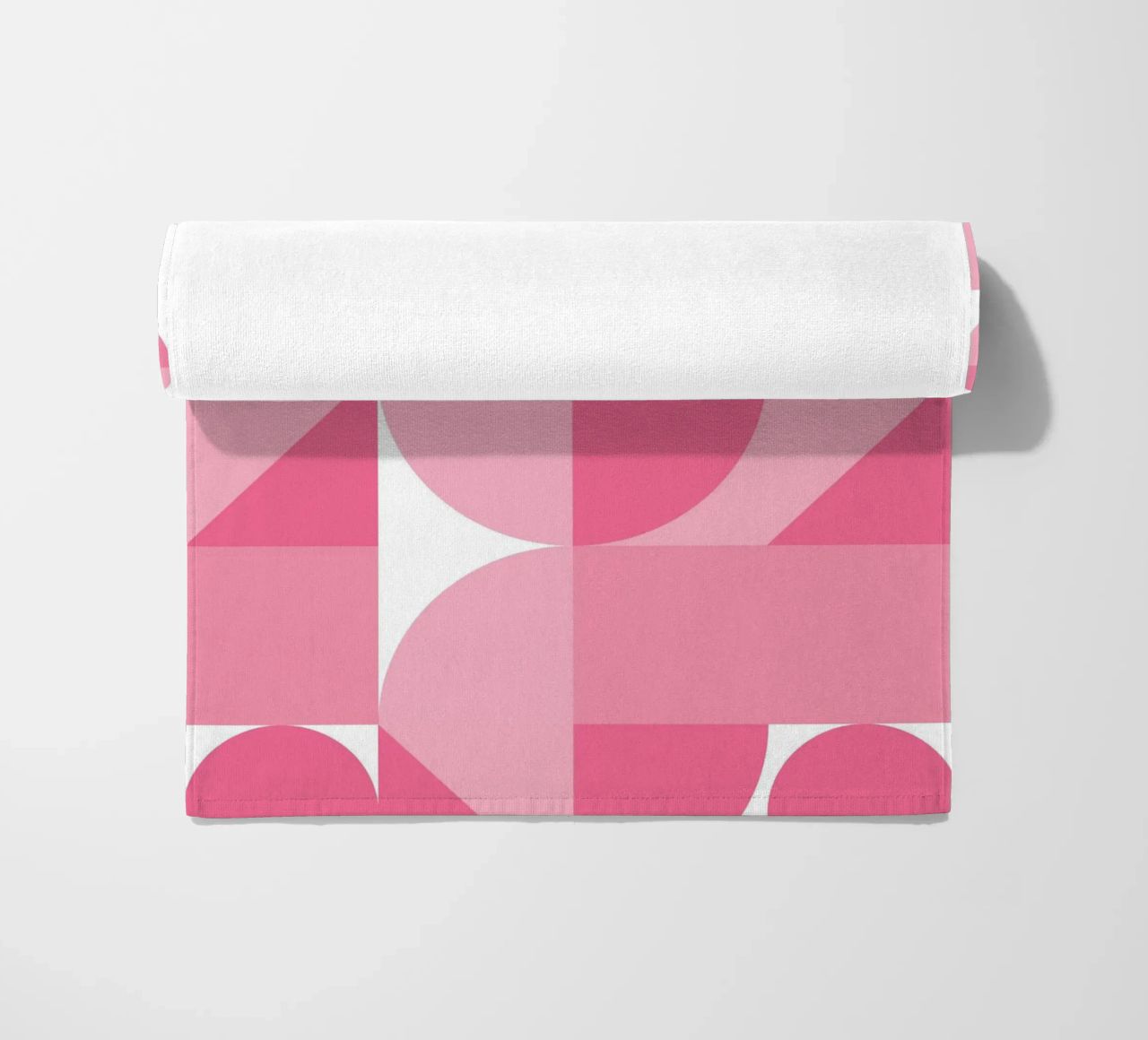 Composizione geometrica astratta rosa con cerchi e forme telo mare da pdigitalprints