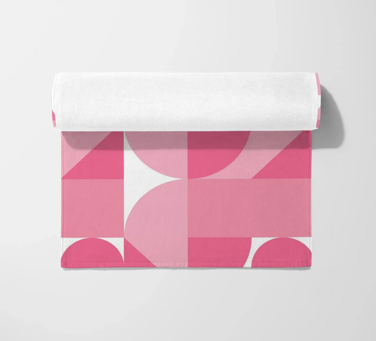 Rosa abstrakte geometrische Komposition mit Kreisen und Formen Strandtuch von pdigitalprints