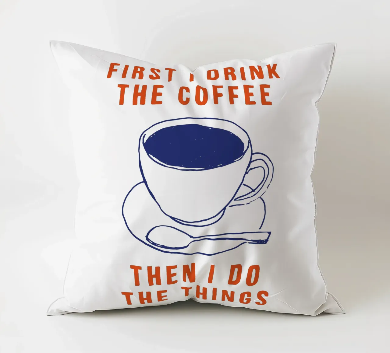 Prima bevo il caffè poi faccio le cose tipografiche cuscino da THE MOTIVATED TYPE