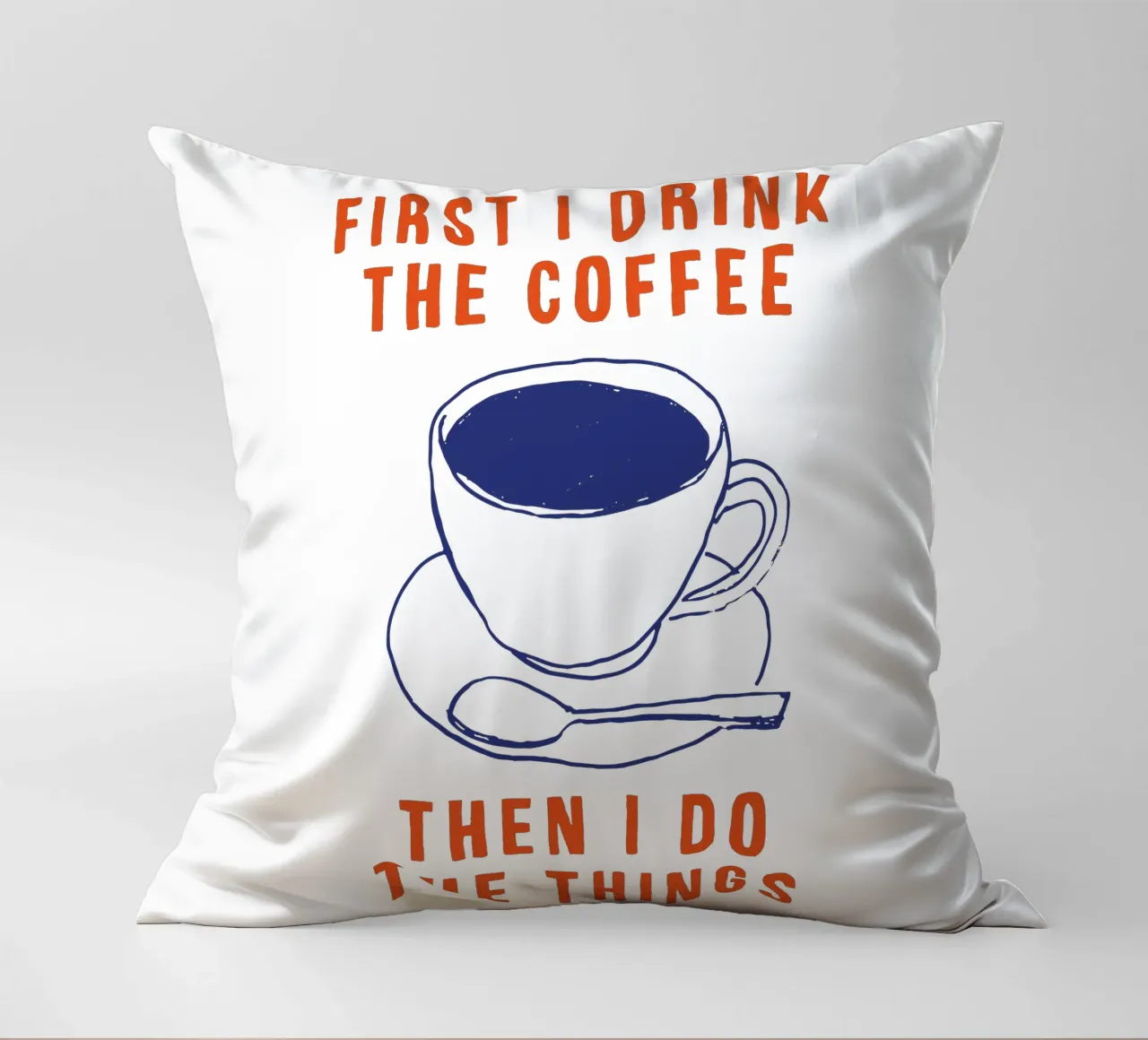Prima bevo il caffè poi faccio le cose tipografiche cuscino da THE MOTIVATED TYPE