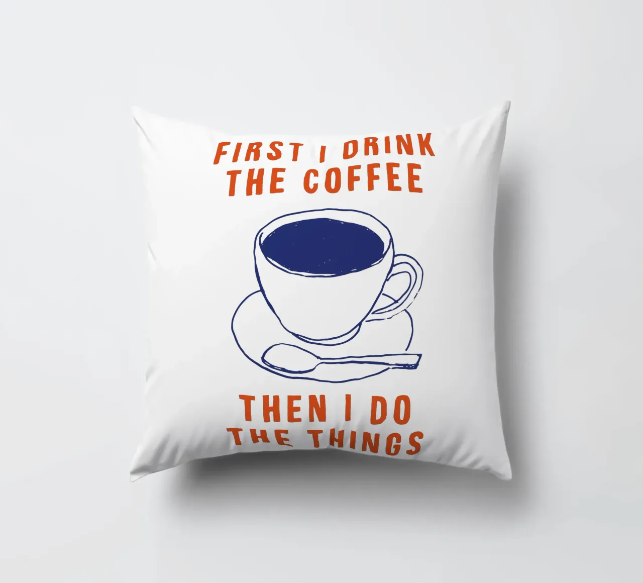 Prima bevo il caffè poi faccio le cose tipografiche cuscino da THE MOTIVATED TYPE