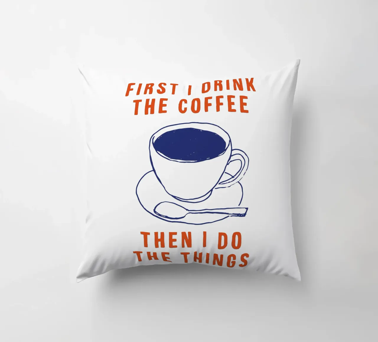 Prima bevo il caffè poi faccio le cose tipografiche cuscino da THE MOTIVATED TYPE