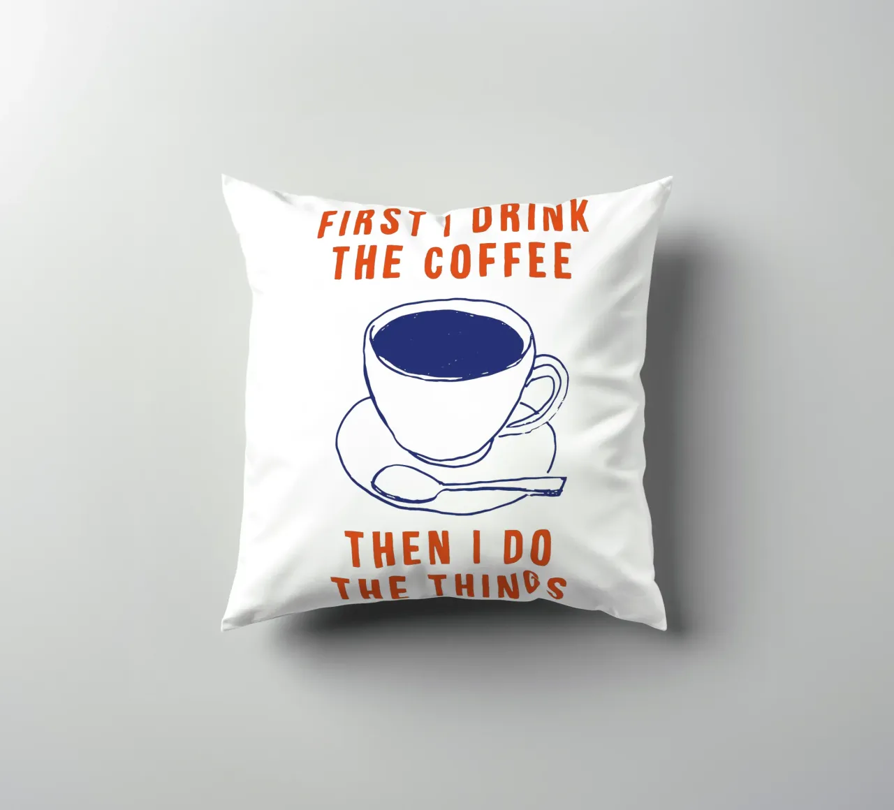 Prima bevo il caffè poi faccio le cose tipografiche cuscino da THE MOTIVATED TYPE