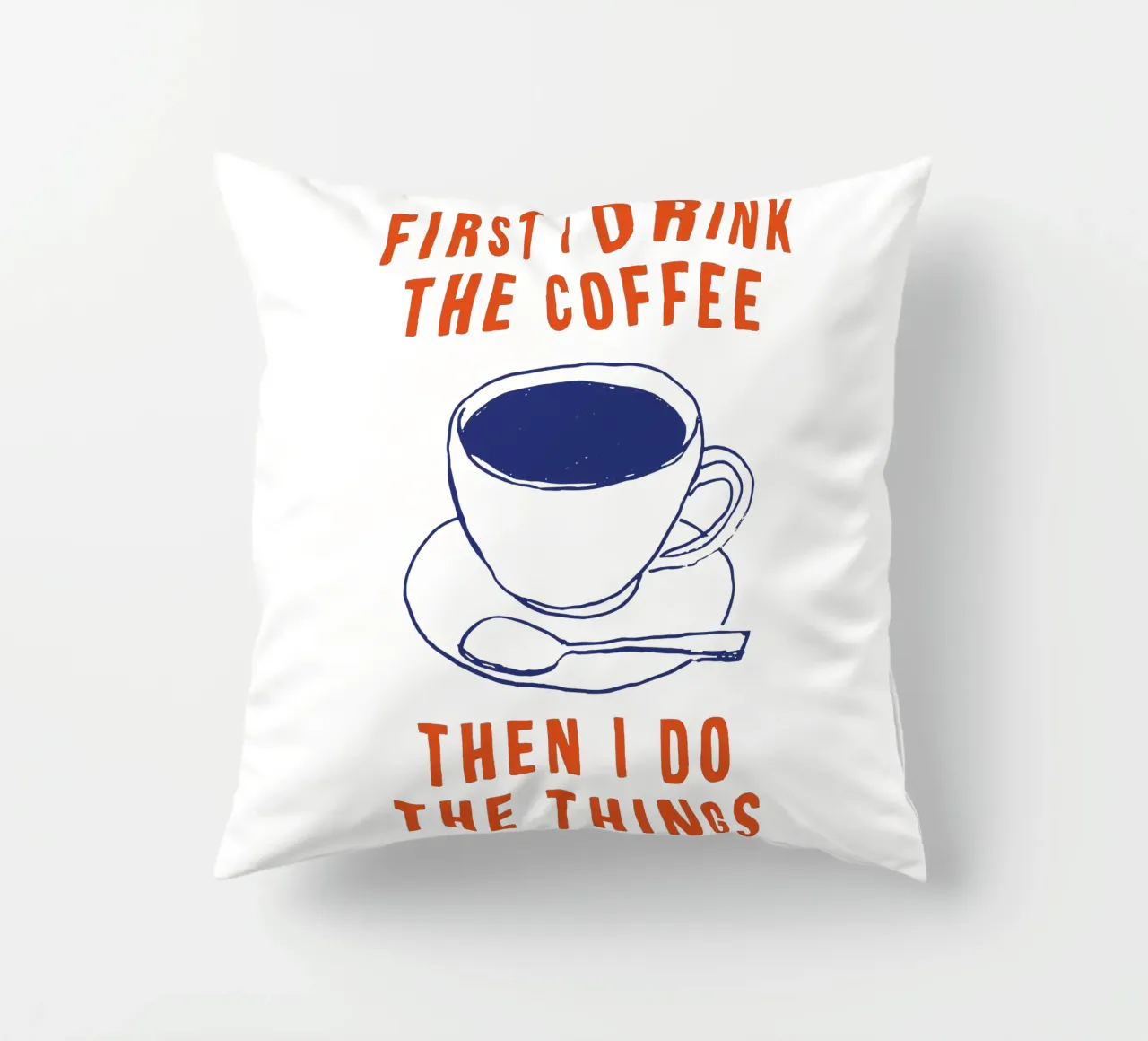 Prima bevo il caffè poi faccio le cose tipografiche cuscino da THE MOTIVATED TYPE