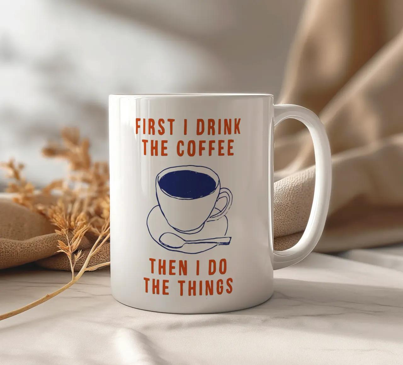 Prima bevo il caffè poi faccio le cose tipografiche tazza in ceramica da THE MOTIVATED TYPE