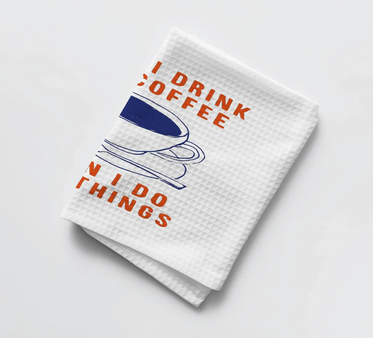 Erst trinke ich den Kaffee, dann mache ich die Dinge Typografie Geschirrtuch von THE MOTIVATED TYPE