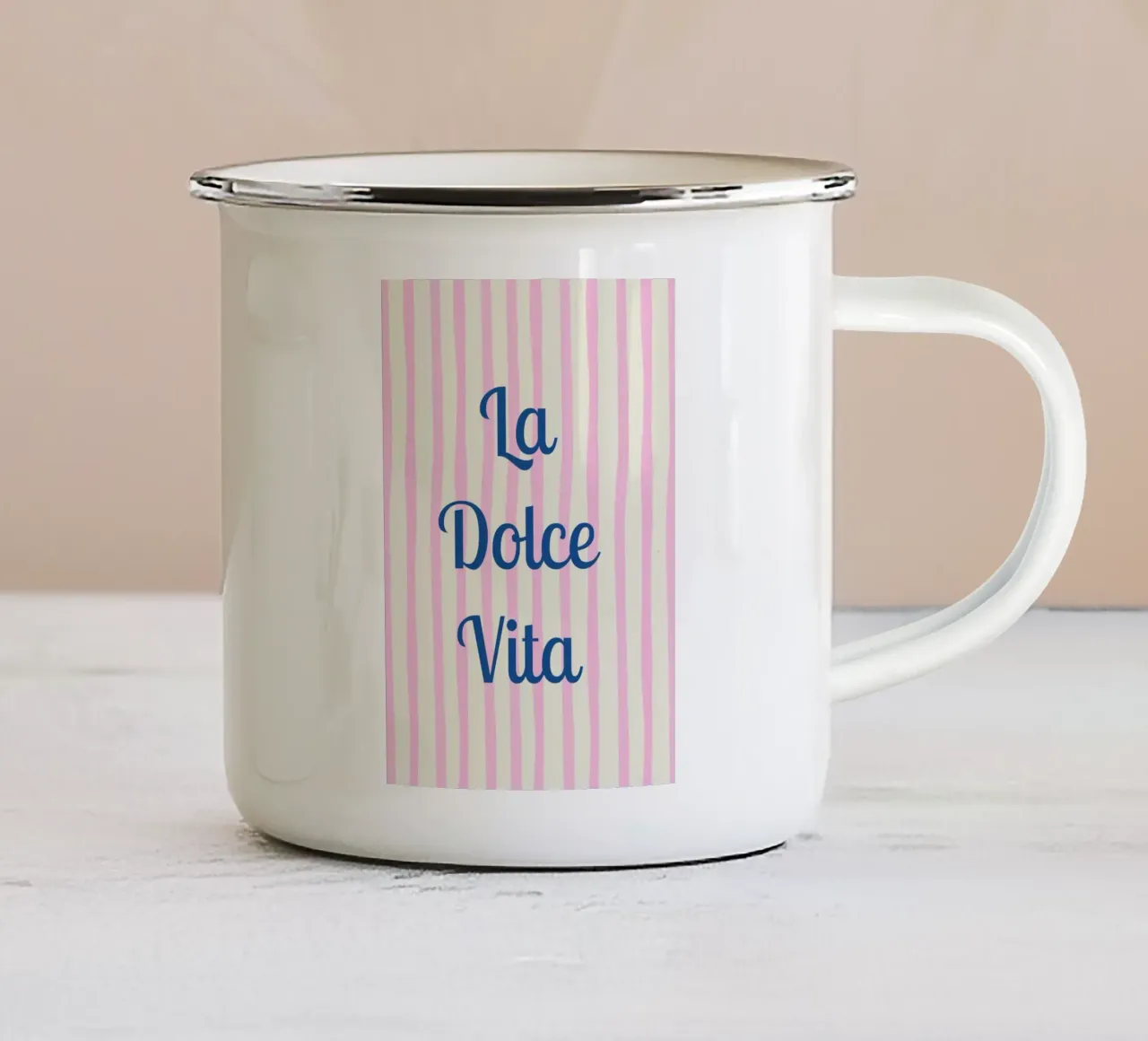 Tipografia chic "La Dolce Vita" con strisce ondulate rosa tazza in smalto da pdigitalprints