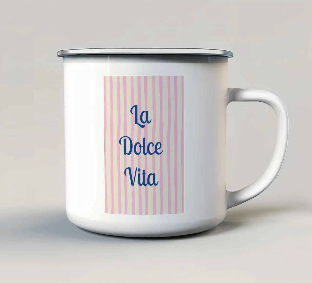 Tipografia chic "La Dolce Vita" con strisce ondulate rosa tazza in smalto da pdigitalprints
