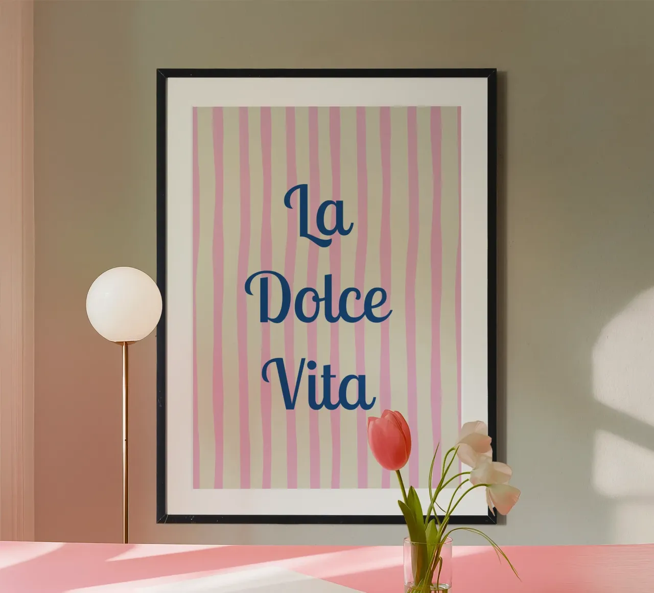 Tipografia chic "La Dolce Vita" con strisce ondulate rosa poster da pdigitalprints