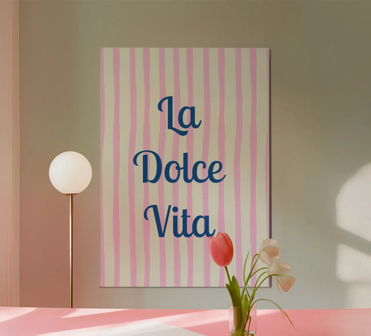 Tipografia chic "La Dolce Vita" con strisce ondulate rosa poster da pdigitalprints