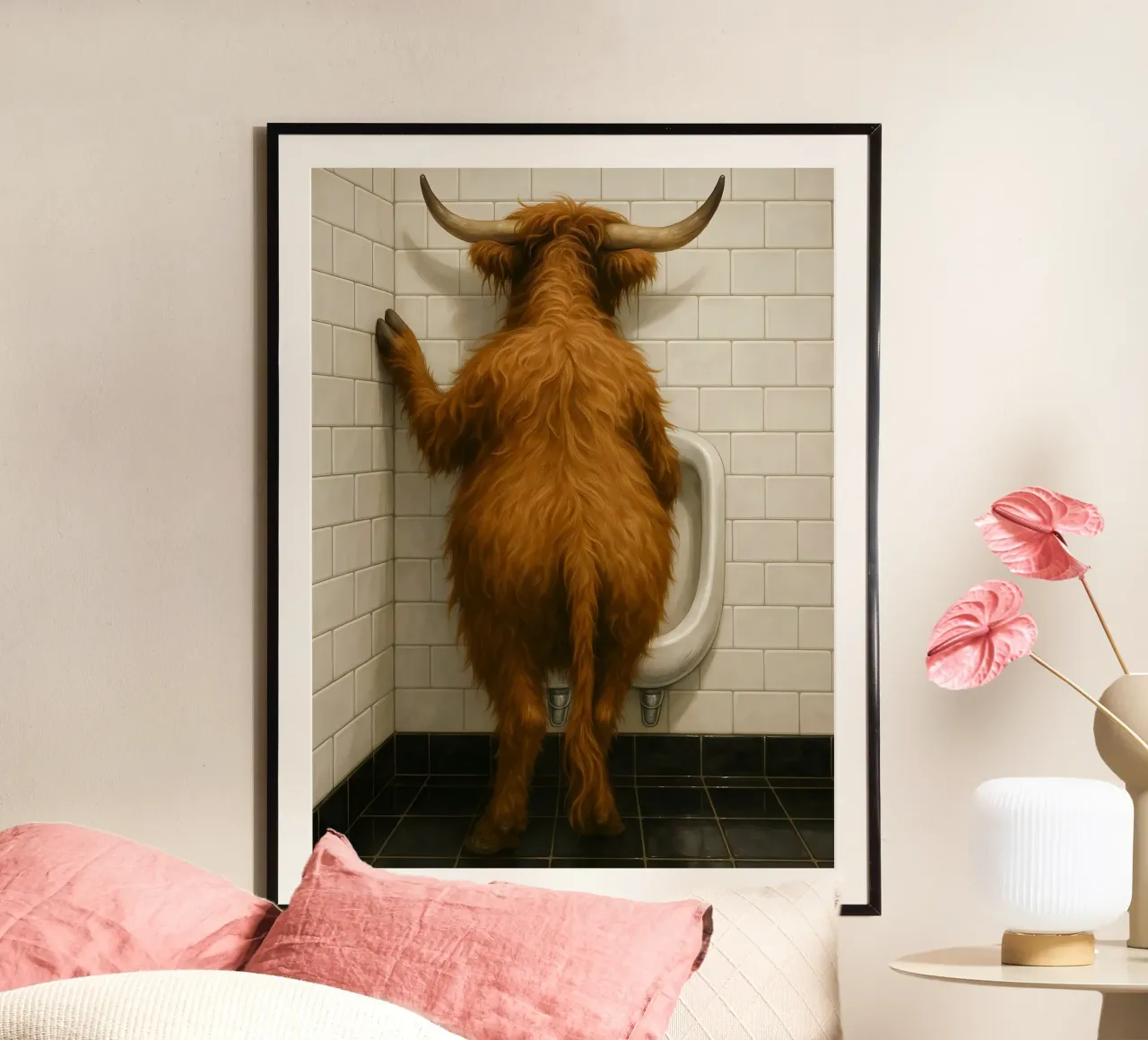 Mucca scozzese delle Highlands Bagno divertente poster con telaio in alluminio da ARTOMATIC
