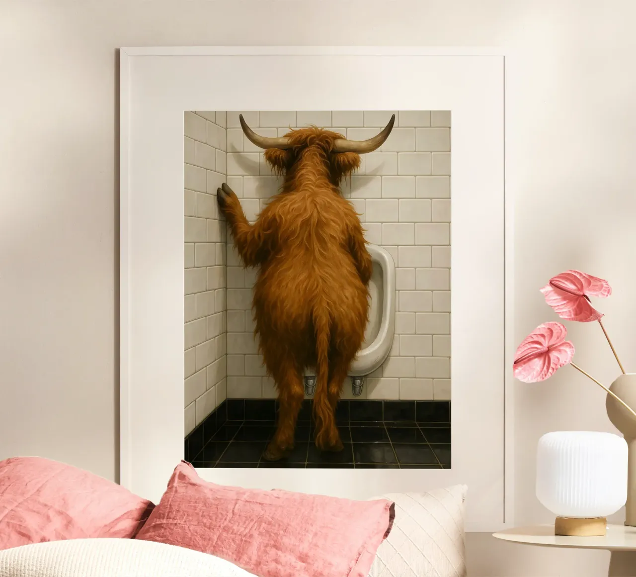 Mucca scozzese delle Highlands Bagno divertente poster con telaio in alluminio da ARTOMATIC