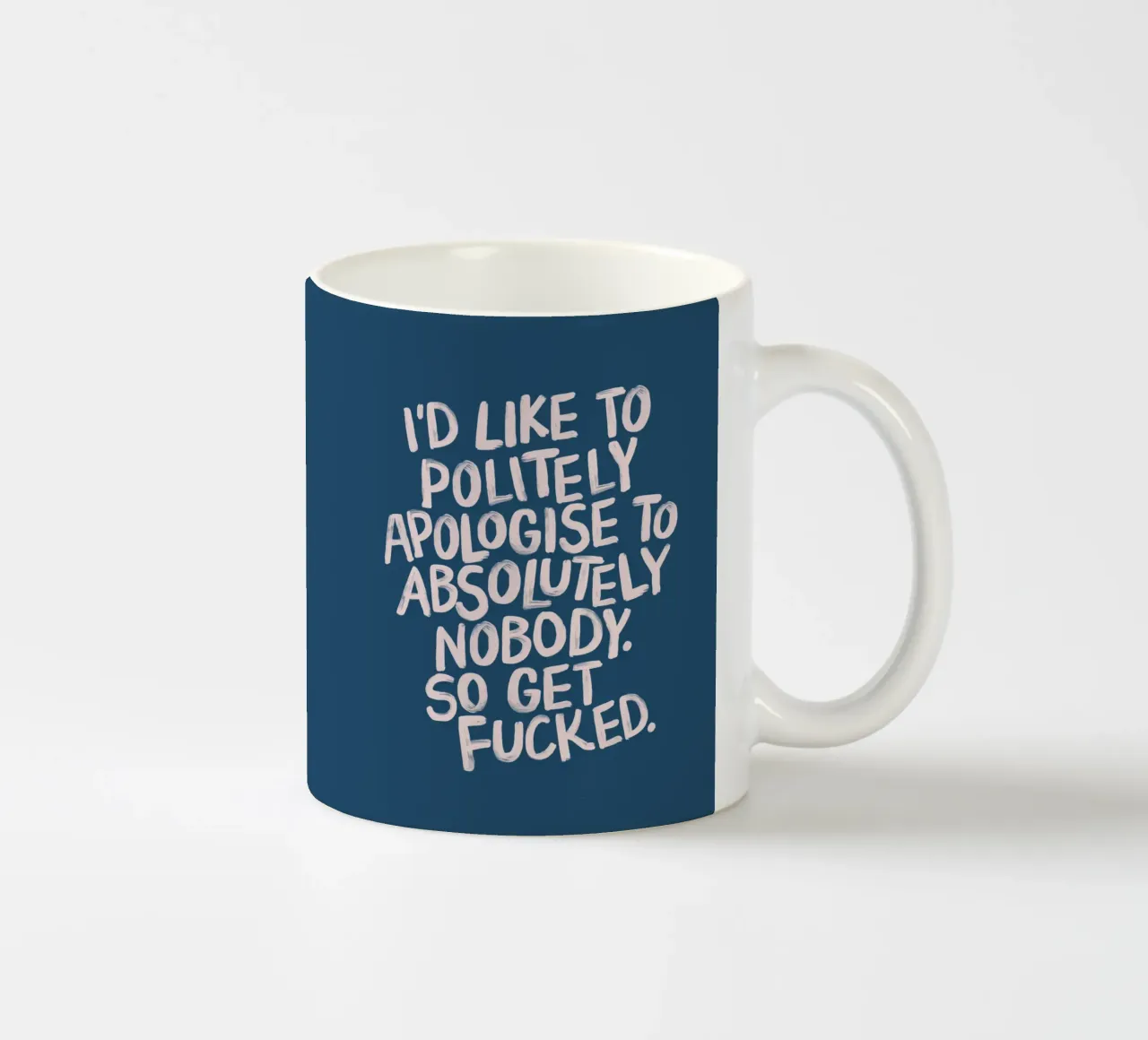 Vorrei scusarmi con nessuno, quindi andate a farvi fottere. tazza in ceramica da THE MOTIVATED TYPE