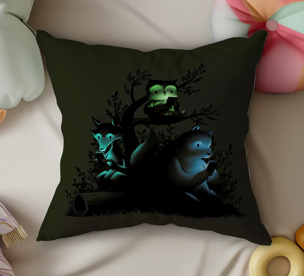 Connecting With The Forest Animals Using Phones cuscino da Tobe Fonseca