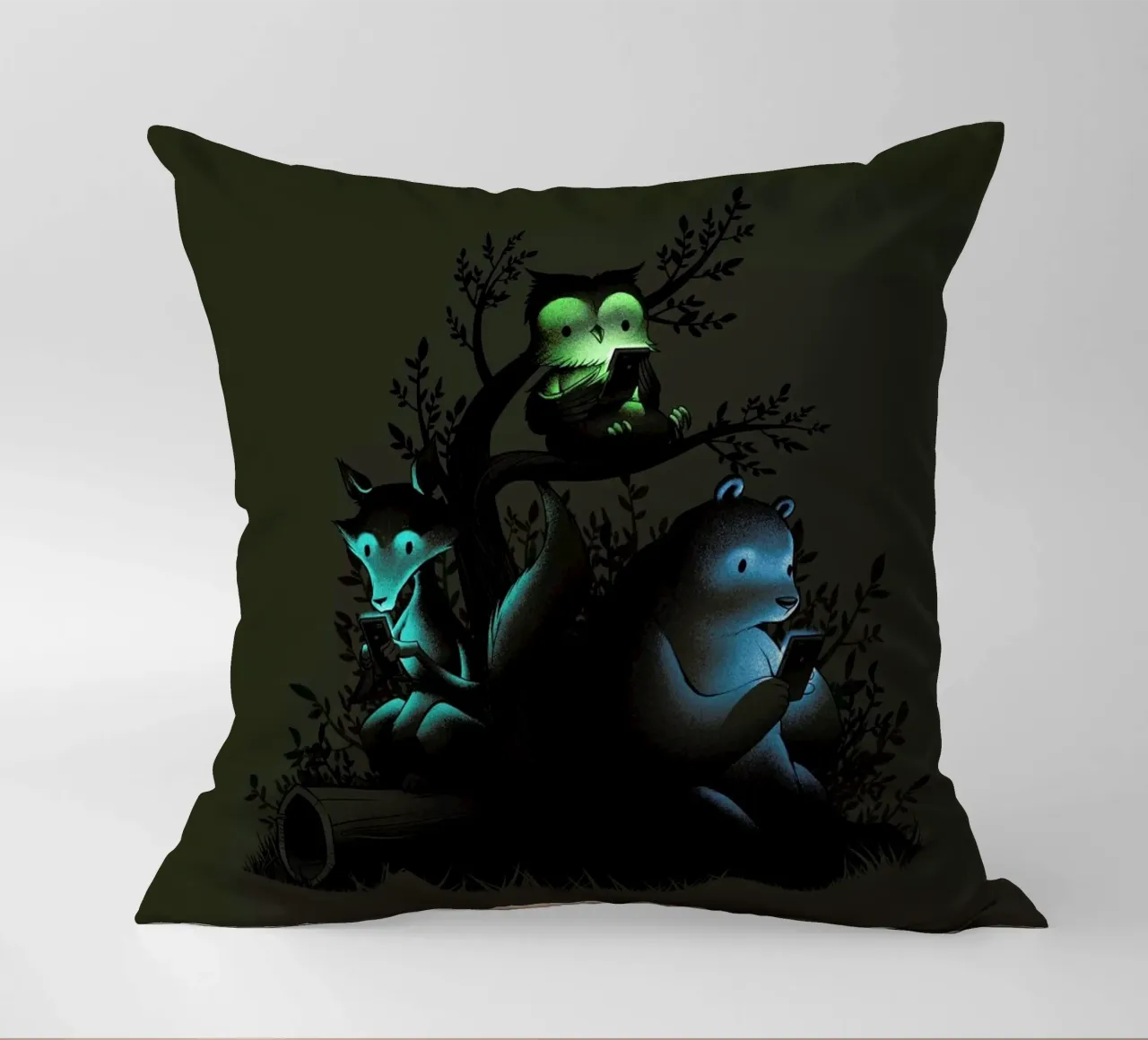 Connecting With The Forest Animals Using Phones cuscino da Tobe Fonseca