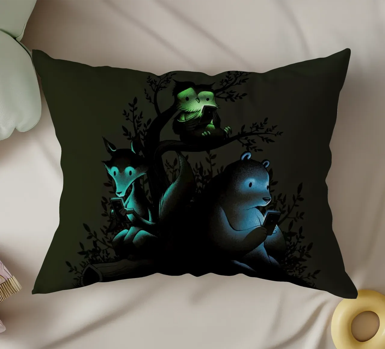 Connecting With The Forest Animals Using Phones cuscino da Tobe Fonseca