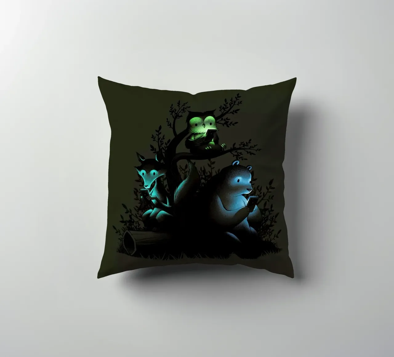 Connecting With The Forest Animals Using Phones cuscino da Tobe Fonseca