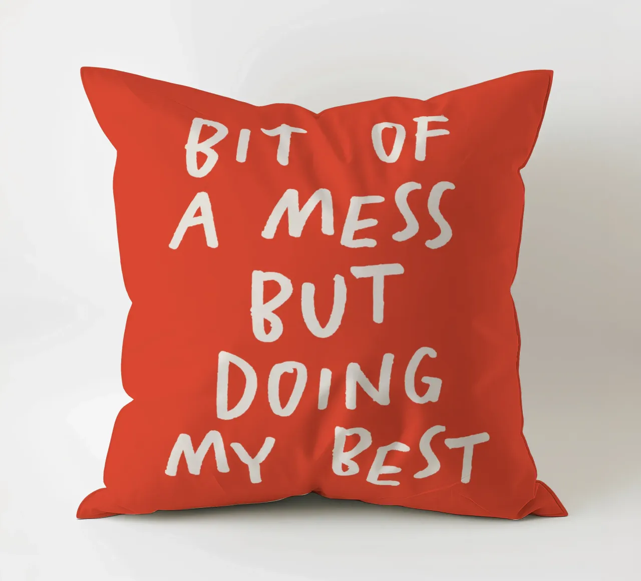 Beetje een rommeltje maar ik doe mijn best Typografie Print Rood Wit kussen van THE MOTIVATED TYPE