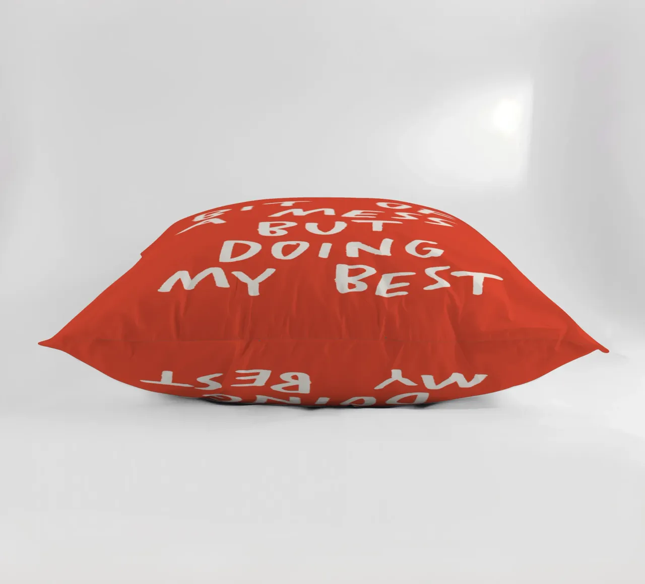 Un peu de désordre mais je fais de mon mieux Typographie Imprimé Rouge Blanc coussin de THE MOTIVATED TYPE