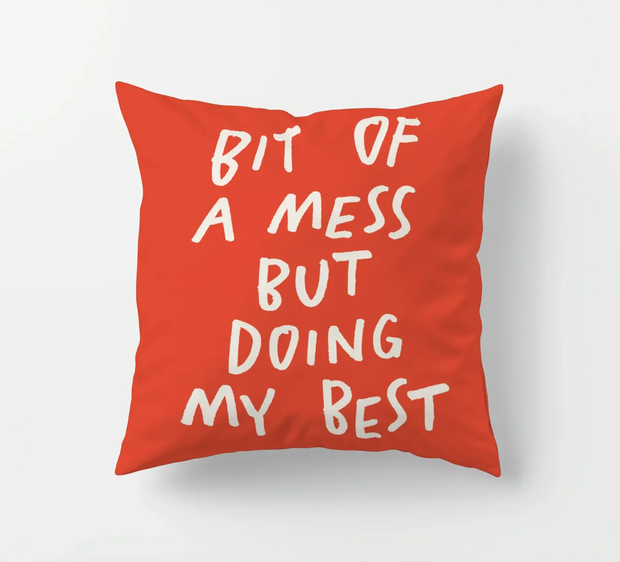Un peu de désordre mais je fais de mon mieux Typographie Imprimé Rouge Blanc coussin de THE MOTIVATED TYPE