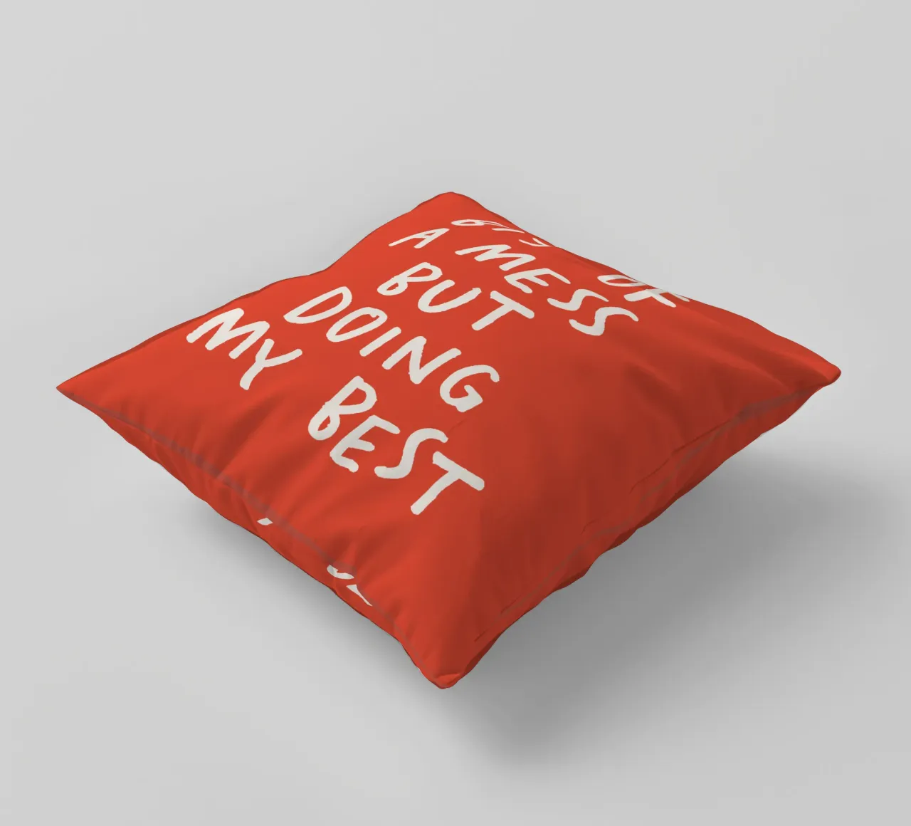 Beetje een rommeltje maar ik doe mijn best Typografie Print Rood Wit kussen van THE MOTIVATED TYPE